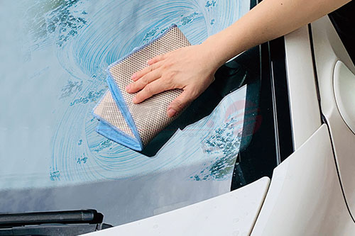 自助洗車-汽車玻璃去除油膜