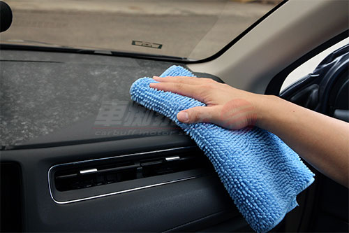 自助洗車-擦拭汽車塑件內裝