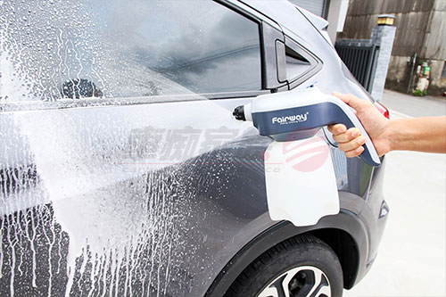 洗車-使用泡沫清洗車身、輪胎