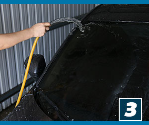 汽車玻璃除油膜-3.清水沖洗乾淨