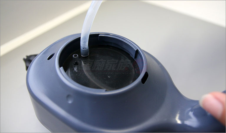 Fairway 無線電動泡沫噴壺-安裝吸水管3